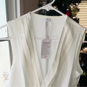 WHITE V-Neck - NEW WITH TAGS - Size S - shirt 👚